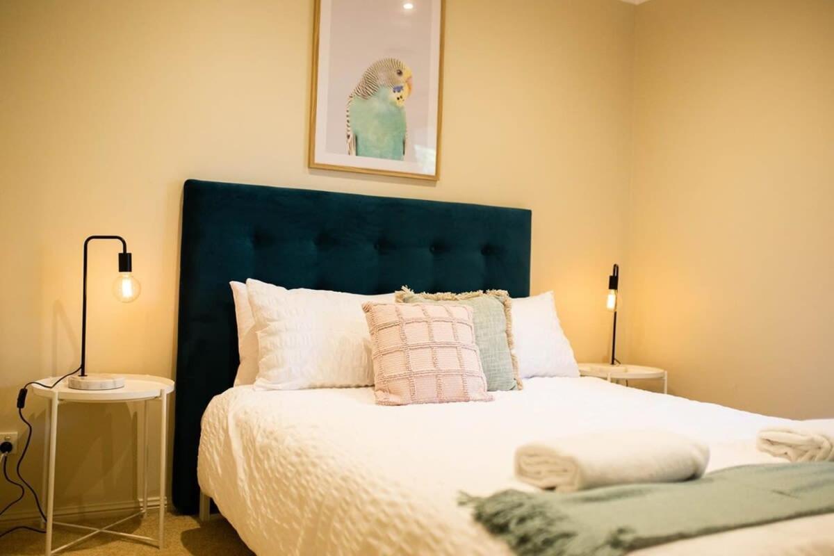 Goldfinch Way Stunning & Spacious Sleeps 11 * Orange
