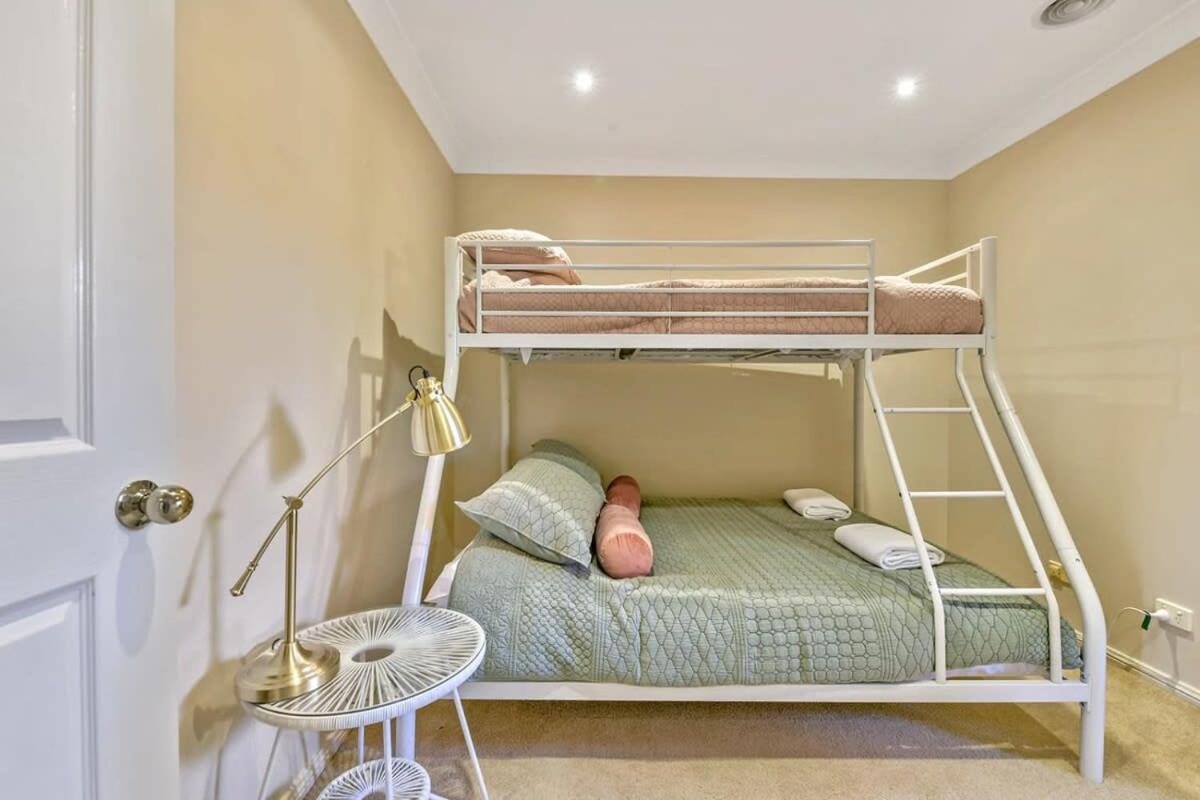 Goldfinch Way Stunning & Spacious Sleeps 11 Holiday home