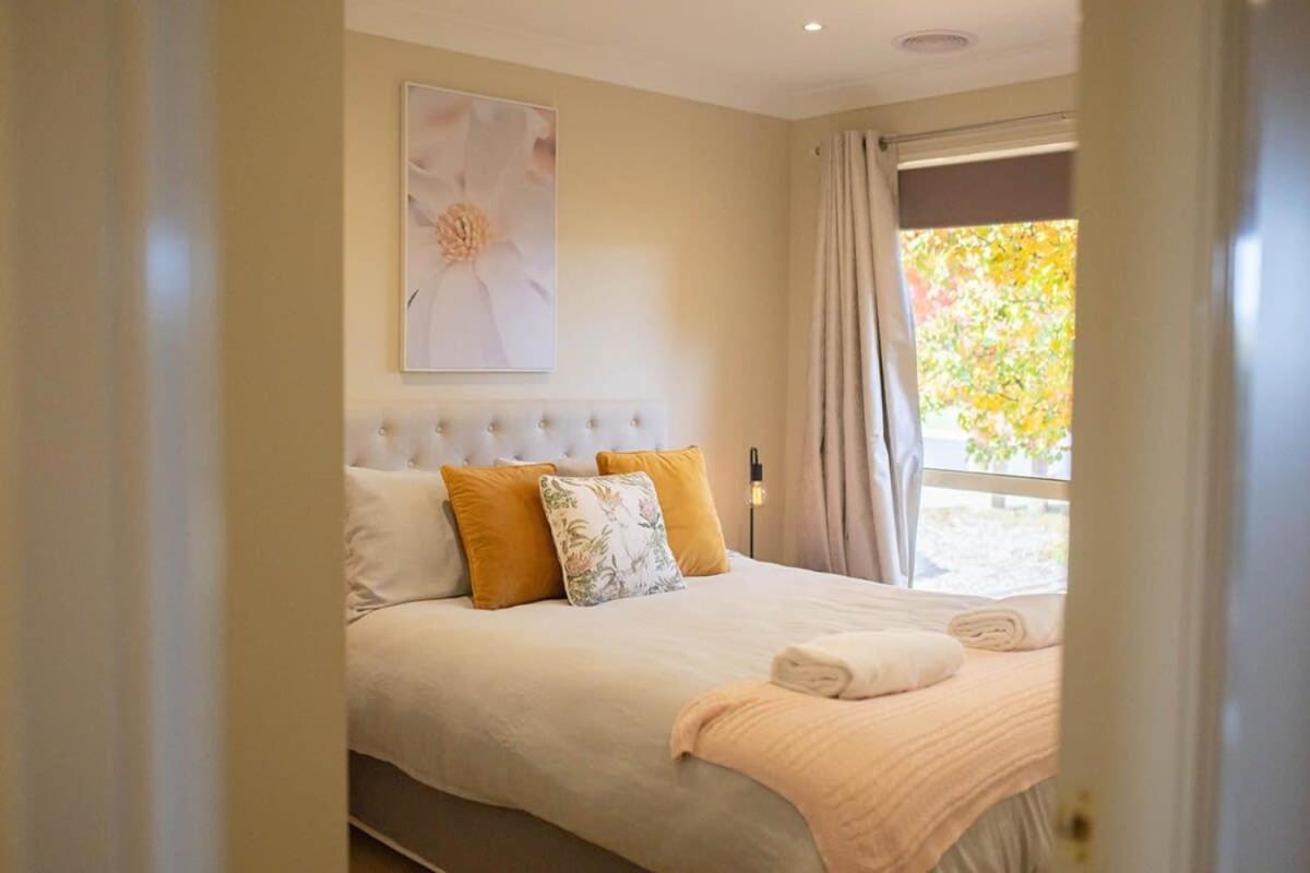 Goldfinch Way Stunning & Spacious Sleeps 11 * Orange