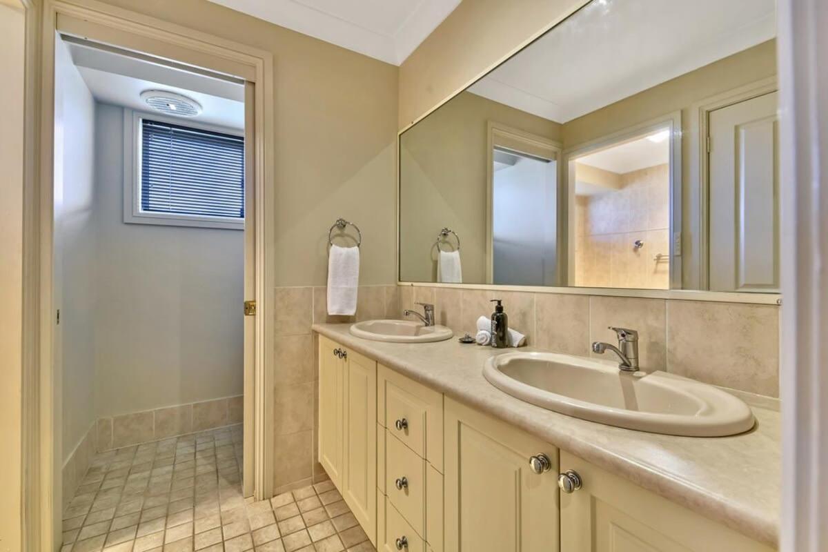 Holiday home Goldfinch Way Stunning & Spacious Sleeps 11 Orange