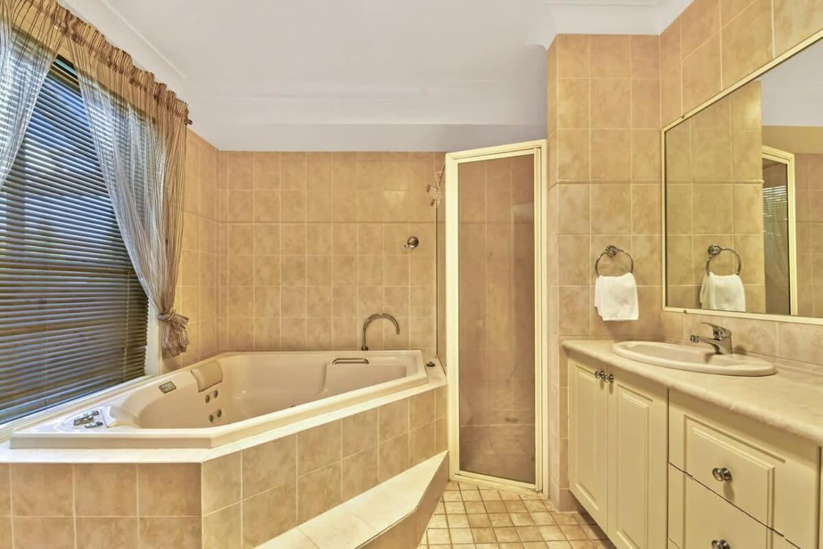Goldfinch Way Stunning & Spacious Sleeps 11 *