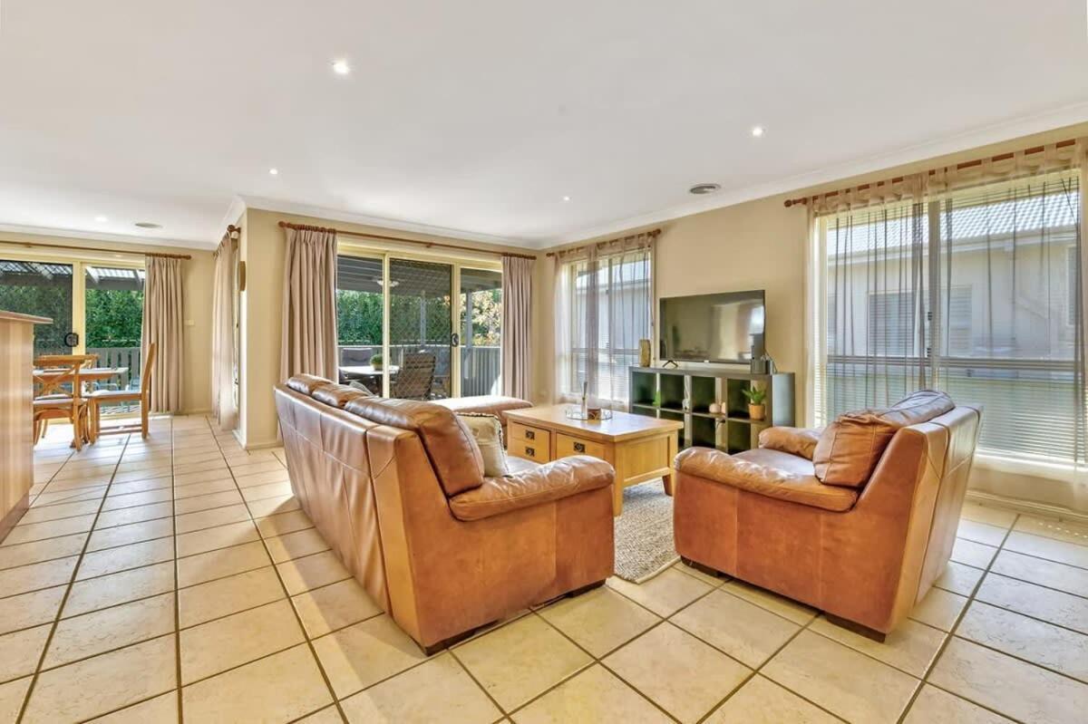 Goldfinch Way Stunning & Spacious Sleeps 11 Holiday home Orange